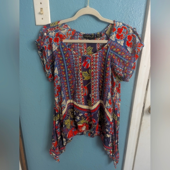 Lo La P Kaktus Red and Blue Flutter Sleeve Asymmetrical Blouse - Picture 1 of 5